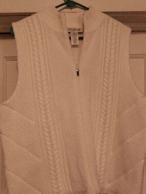 Jones Wear Cream Cable Knit Zip-Front Sweater Vest